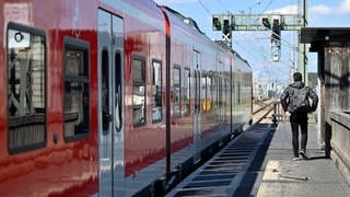 In einer S-Bahn bei Kaiserslautern ist eine Jugendliche sexuell belästigt worden