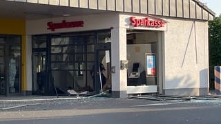 Dieser Geldautomat ist am frühen Mittwochmorgen in Zweibrücken gesprengt worden. 