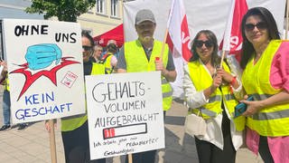 Beschäftigte des rlp-Einzelhandels bei einer Streikkundgebung in Kaiserslautern