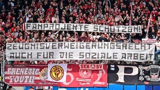 Die Fans des FCK haben beim Auswärtsspiel in Regensburg mit Spruchbändern ein Zeugnsiverweigerungsrecht für Mitarbeiter der Fanprojekte und generell in der sozialen Arbeit gefordert. 