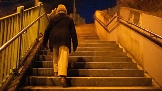 Frau alleine bei Dunkelheit auf einer Treppe, viele Menschen haben Angst in Kaiserslautern