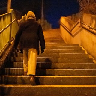 Frau alleine bei Dunkelheit auf einer Treppe, viele Menschen haben Angst in Kaiserslautern