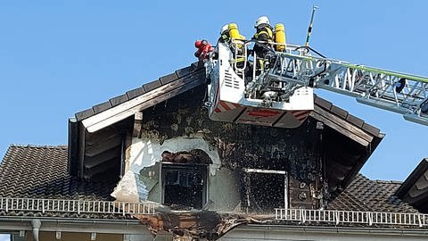 Die Feuerwehr konnte den Brand in dieser Dachgeschoss-Wohnung zum Glück schnell löschen. Das Feuer konnte sich nicht ausbreiten.