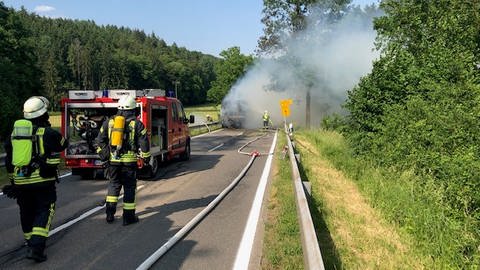 Die Feuerwehr in der Südwestpfalz konnte den Durchblick behalten und den Brand der Heuballen löschen.