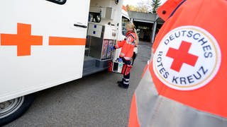 Rettungswagen und Rettungssanitäter - Frau in Kaiserslautern stürzt von Dach und stirbt