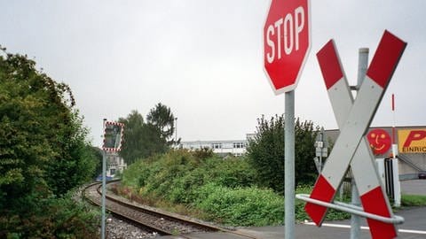 Symbolbild unbeschrankter Bahnübergang