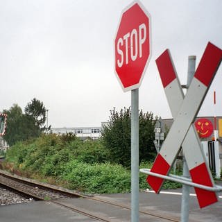 Symbolbild unbeschrankter Bahnübergang