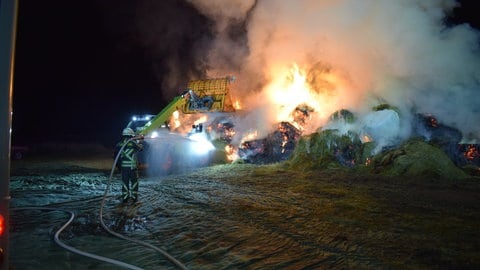 Bei Kottweiler-Schwanden im Kreis Kaiserslautern hat die Feuerwehr 300 brennende Heuballen gelöscht.