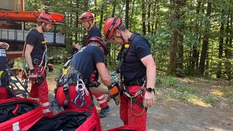 Übung im Pfälzerwald: Die Höhenretter aus Pirmasens checken gegenseitig ihre Ausrüstungen. Aus Sicherheitsgründen kontrollieren sie im Vier-Augen-Prinzip. Auch dann, wenn sie tranieren.