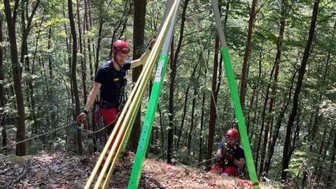 Höhenretter klettert im Pfälzerwald: Die Höhenretter aus Pirmasens üben regelmäßig für den Ernstfall.