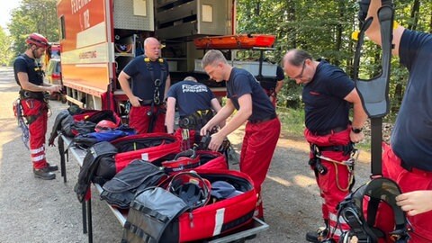 Üben für den Ernstfall: An einem Felsen im Pfälzerwald trainieren die Höhenretter aus Pirmasens einen Rettungseinsatz. 