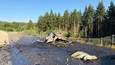 Das Auto nur noch verkohlter Schrott, die A6 voller Trümmerteile: Auf der A6 bei Enkenbach-Alsenborn (Kaiserslautern) hat am Sonntag ein Auto gebrannt. Es kam zu Explosionen die einen Waldbrand un Böschungsbrand auslösten. Die Feuerwehr konnte deshalb zunächst nur aus größerer Entfernung löschen. Die Autobahn war mehrere Stunden voll gesperrt.