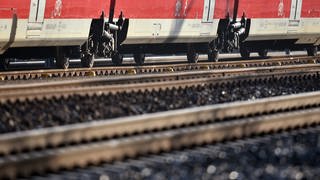 In Zweibrücken hat ein Mann einen Schlüssel gesucht - in den Gleisen am Bahnhof. Deshalb musste die Strecke gesperrt werden. Es gab viele Verspätungen.