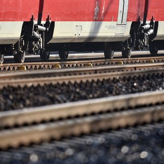 In Zweibrücken hat ein Mann einen Schlüssel gesucht - in den Gleisen am Bahnhof. Deshalb musste die Strecke gesperrt werden. Es gab viele Verspätungen.