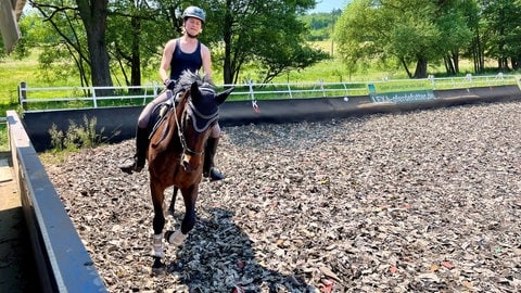 Trainingszeit für Pferd und Auszubildende: Jana Kelbel dreht auf Hermine ihre Runden. 