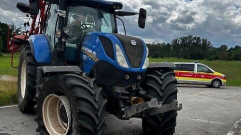 Die Polizei schätzt den Schaden an Traktor und Zug auf rund 10.000 Euro. 