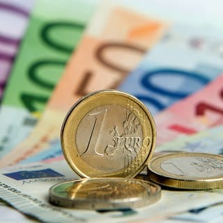 Haushalt Zweibrücken mit Einsparungen - ein Euro liegt auf mehreren Geldscheinen