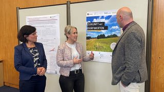 Die Landrätin der Südwestpfalz, Susanne Ganster, lässt sich das Projekt gegen die Folgen des Klimawandels erklären.