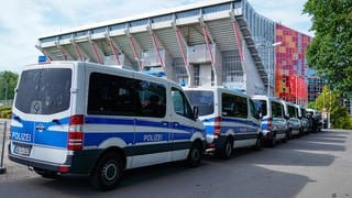 Die Polizeieinsätze rund um die Spiele des 1. FC Kaiserslautern haben rund 2,3 Millionen Euro gekostet