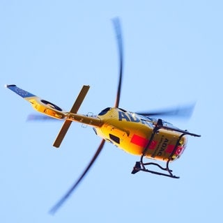 Ein Rettungshubschrauber des ADAC im Einsatz.