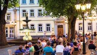 Die Cafés, Bars und Restaurants in Kaiserslautern dürfen wohl bald dauerhaft länger draußen bewirten.