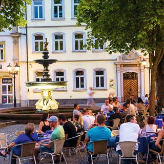 Die Cafés, Bars und Restaurants in Kaiserslautern dürfen wohl bald dauerhaft länger draußen bewirten.