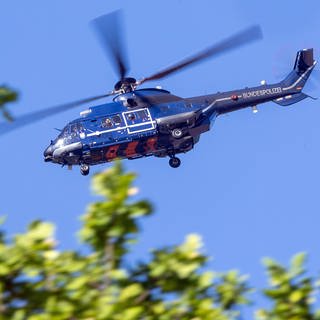 Die Bundespolizei kontrolliert an der deutsch-französischen Grenze bei Hornbach in der Südwestpfalz mit einem Hubschrauber.