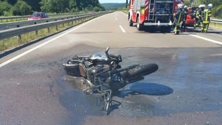 Ein Motorrad liegt nach einem tödlichen Unfall auf der Autobahn A8 zwischen Homburg und Zweibrücken