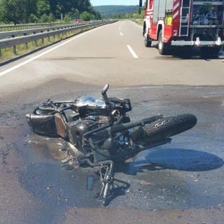 Ein Motorrad liegt nach einem tödlichen Unfall auf der Autobahn A8 zwischen Homburg und Zweibrücken