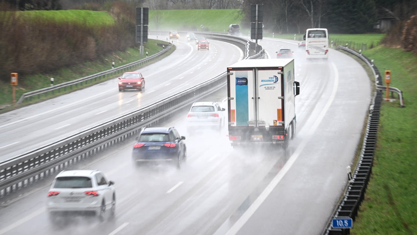 Regen auf der Autobahn - deswegen ist die Vollsperrung der A63 bei Kaiserslautern verschoben worden