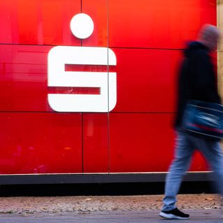 Die Sparkasse Kaiserslautern schließt mehrere Filialen für vier Wochen. Der Grund: Personalmangel.