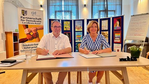 Kusel ist als erster Landkreis Teil des Bündnisses "Demokratie gewinnt!". Die Vereinbarung unterzeichneten Ministerpräsidentin Malu Dreyer und Landrat Otto Rubly. 