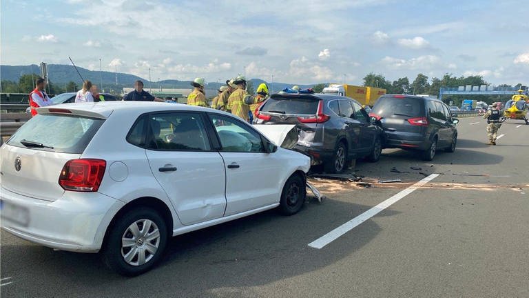 Drei Autos nach Unfall auf A6 beschädigt