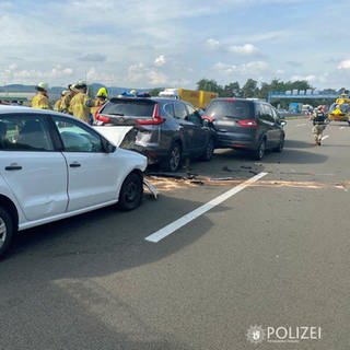 Drei Autos nach Unfall auf A6 beschädigt