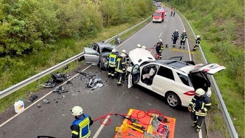 Überall Trümmer: Die Feuerwehr musste nach dem schweren Unfall auf der B37 bei Kaiserslautern die Straße reinigen.