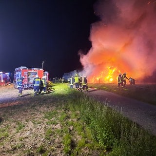 In Contwig bei Zweibrücken haben 100 Heuballen gebrannt.