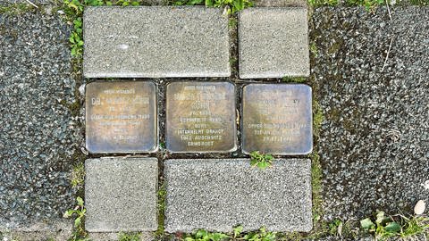 Diese Stolpersteine auf dem Bürgersteig des Benzinorings in Kaiserslautern erinnern an die von den Nazis ermordete Familie Kühn.