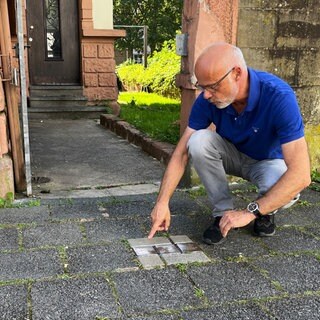 Gemeinsam mit Historikern versuchen Ehrenamtliche wie Georg Emme, Hintergründe zum Leben der getöteten, jüdischen Familien zu recherchieren – und sich so an die früheren Kaiserslauterer bei der Verlegung der Stolpersteine zu erinnern.