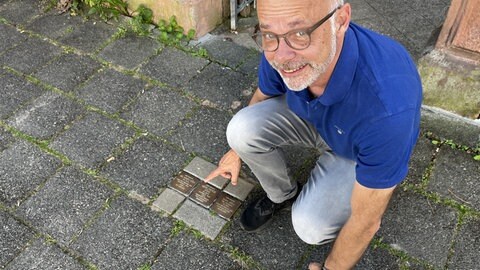 Georg Emme und zehn weitere Ehrenamtliche setzen sich in Kaiserslautern für die Verlegung der Gedenksteine ein. Die Stolpersteine erinnern an Menschen, die den Nationalsozialisten zum Opfer gefallen sind – wie jüdische Familien, Oppositionelle oder Homosexuelle.