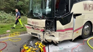 Bei einem Unfall zwischen einem Auto und einem Reisebus hat es einen Toten gegeben