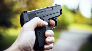 Ein Mann schießt mit einer Softair Pistole in Pirmasens in die Luft