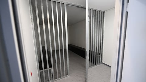 Eine Arrestzelle der Polizei: Der Mann aus Pirmasens war über Nacht in Gewahrsam
