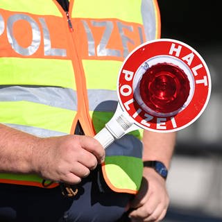 Der 35-Jährige ignorierte die Anweisungen der Polizei, drehte mit seinem Auto auf der A6 und fuhr entgegen der Fahrtrichtung in Richtung Saarbrücken weiter.