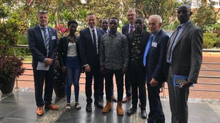 Rema-Firmenchef Reiner Rudolphi (links) bei einer seiner rund 30 Reisen nach Ruanda, hier unter anderem mit dem heutigen Verkehrsminister Volker Wissing (Dritter von links).  