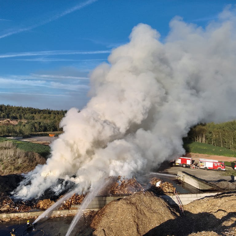 Großbrand in Weilerbach - Holz brennt