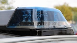 Blaulicht - Unfall auf A63 bei Mehlingen, nachdem Autofahrer rechts überholt hat