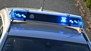 Am Rande des Autofreien Eistals gab es in Eisenberg eine kuriose Schlägerei - Polizeiauto mit Blaulicht