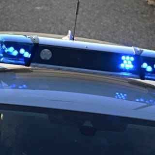 Am Rande des Autofreien Eistals gab es in Eisenberg eine kuriose Schlägerei - Polizeiauto mit Blaulicht