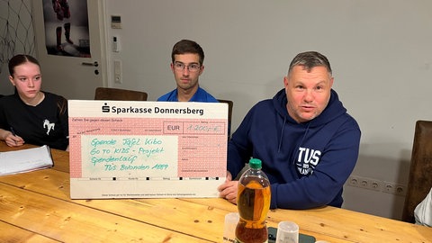 Der TuS Bolanden hatte einen Spendenlauf für die Tafel in Kirchheimbolanden organisiert. Auch das war Teil von "Go-To Kids". Der Vereinsvorsitzende Oliver Rech freut sich, dass 1.200 Euro übergeben werden konnten. 