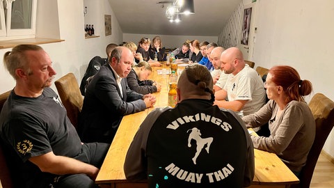 Gerade noch waren viele der Vikings beim Training, jetzt sind sie schon bei einer Sitzung der Thaiboxer im Besprechungszentrum in Marnheim. 